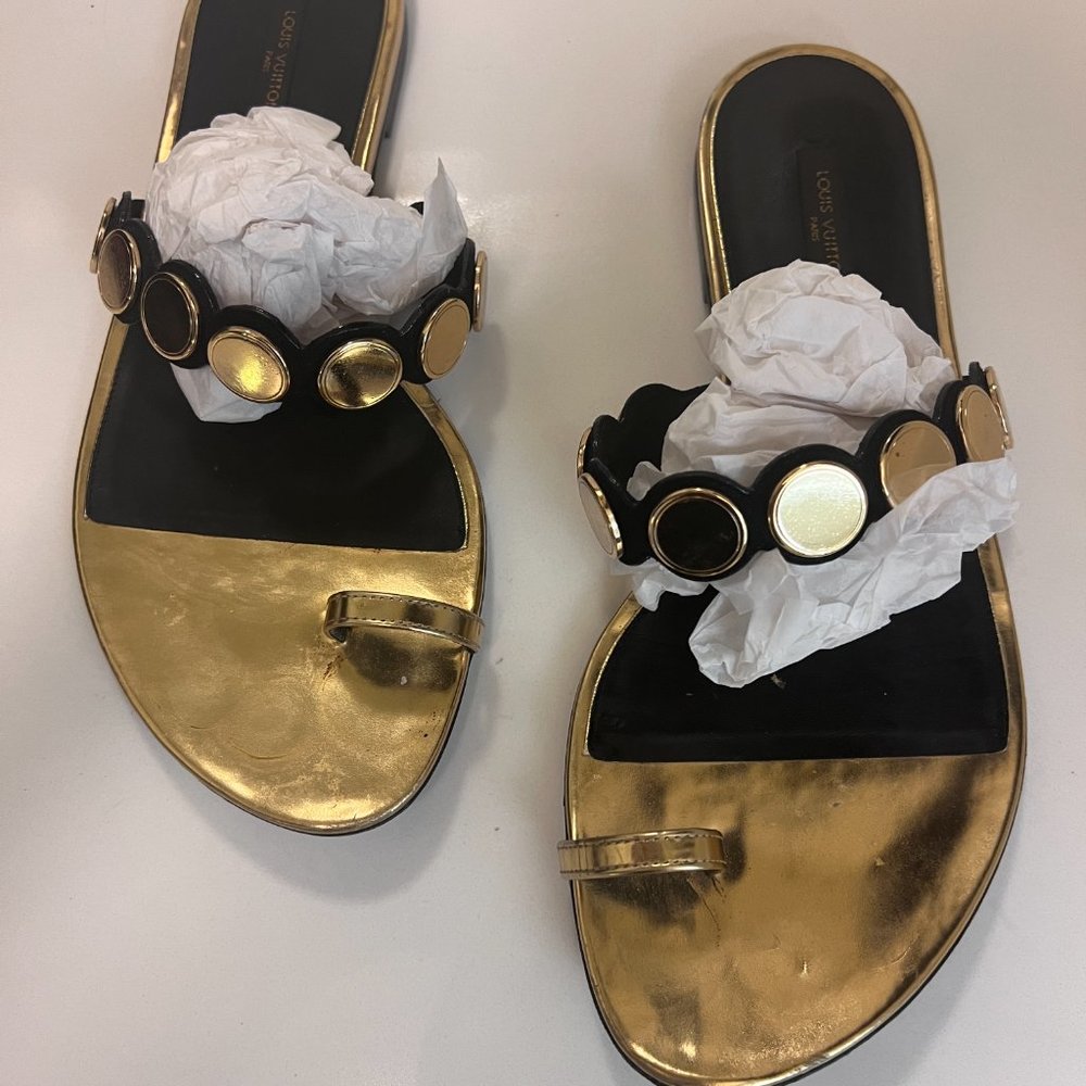 LOUIS VUITTON Socialite Gold Flat Sandals | Size 40 - Picture 2 of 9